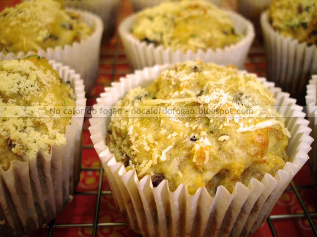 Muffins salgados de legumes e lingüiça calabresa