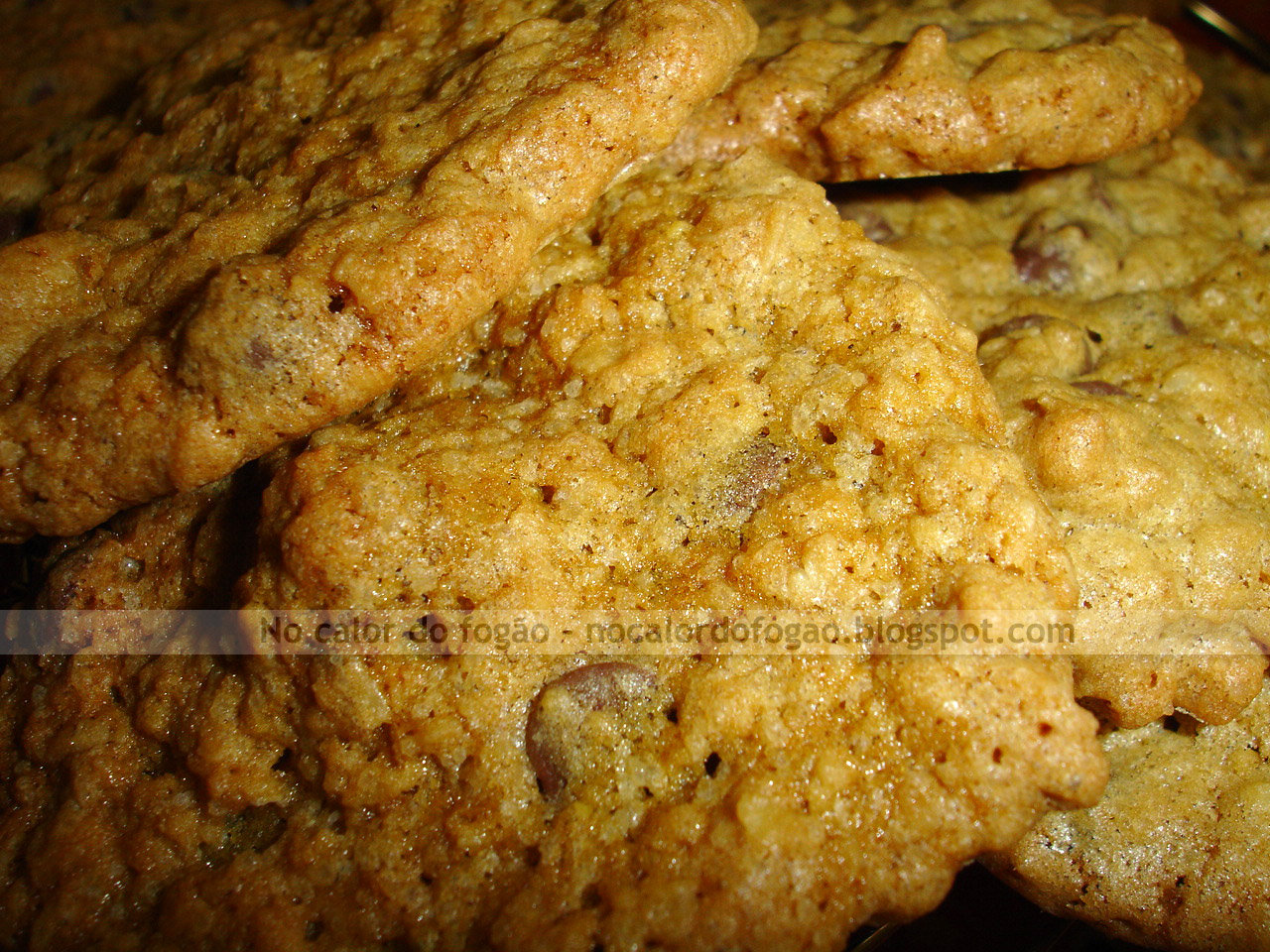 Cookies de aveia, gotas de chocolate e macadâmia