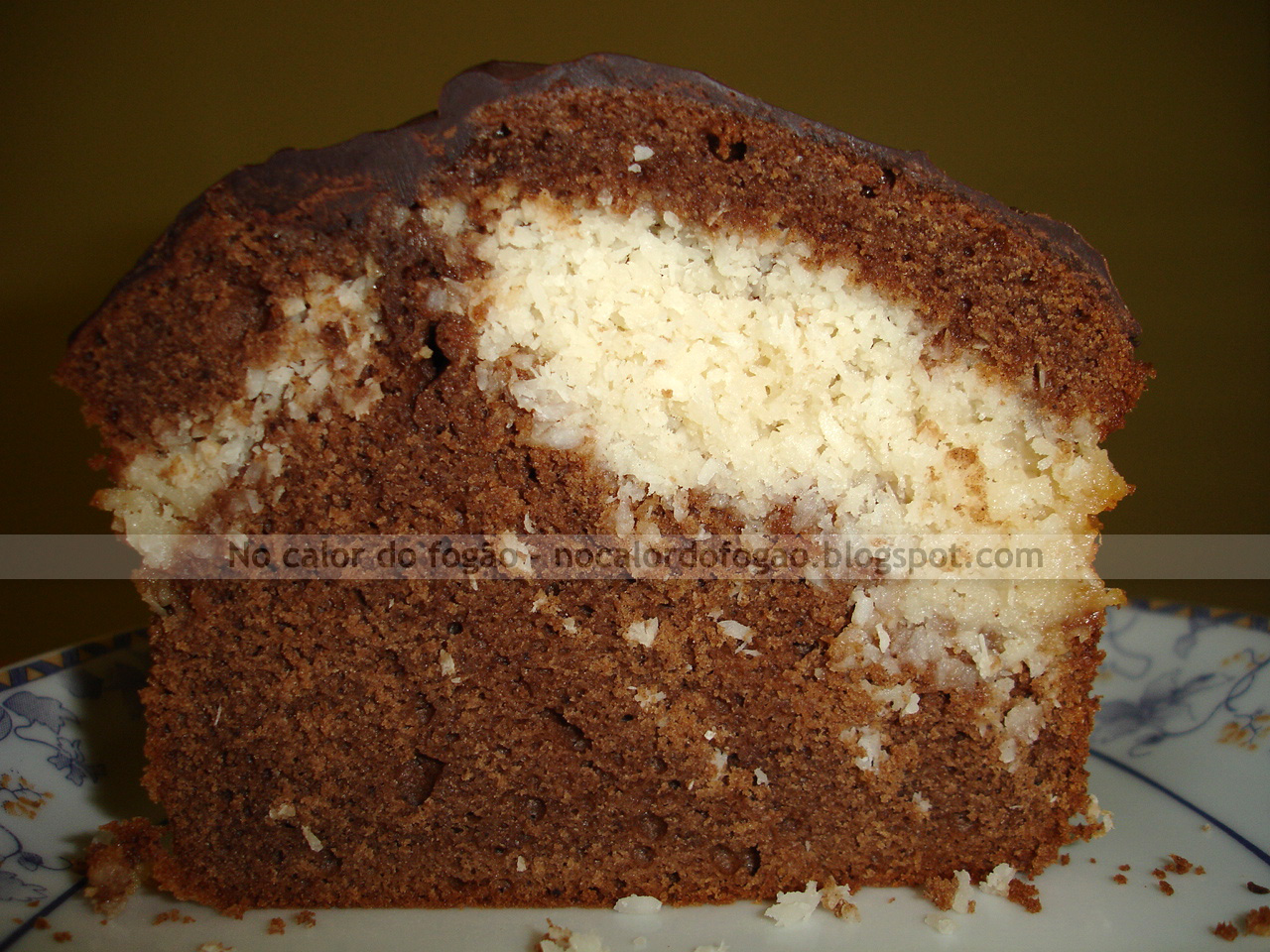 Bolo de chocolate com recheio de coco