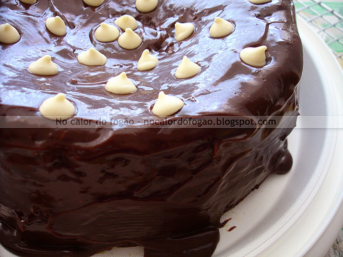 Bolo de chocolate com mel e cobertura de brigadeiro