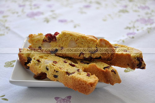 Biscotti de fubá, cranberries e macadâmias