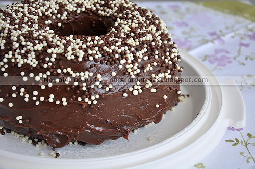 Bolo de chocolate com cobertura de brigadeiro de Ovomaltine