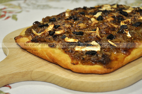 Pissaladière (com alho negro e camembert)