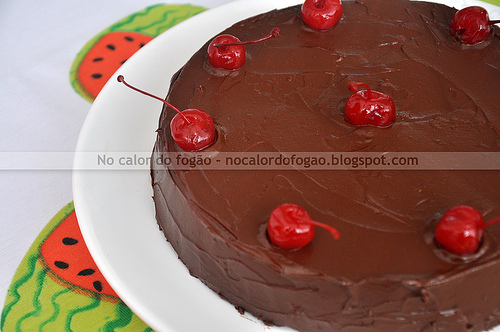 Bolo de chocolate, amêndoas e cerejas ao marasquino