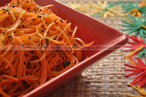 Salada de cenoura com sementes de nigela