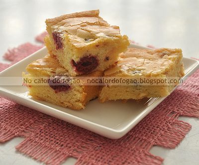 Blondies de chocolate branco e framboesa