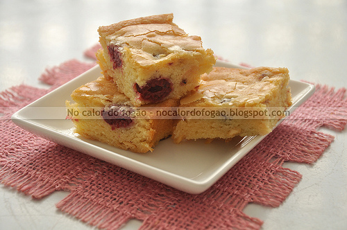 Blondies de chocolate branco e framboesa