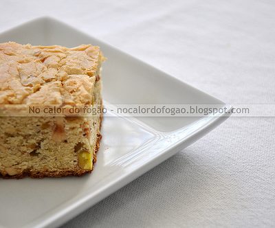 Blondies de pistaches e avelãs