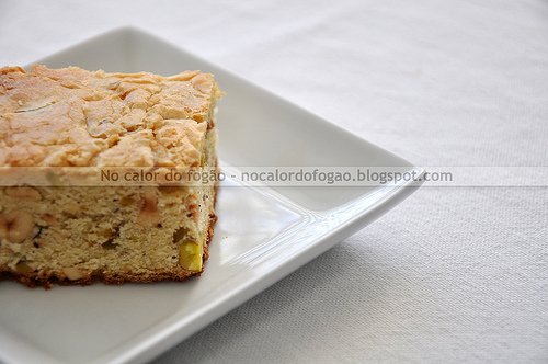 Blondies de pistaches e avelãs