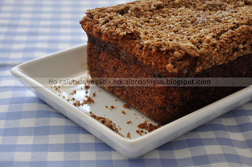 Bolo de banana e aveia com cobertura streusel