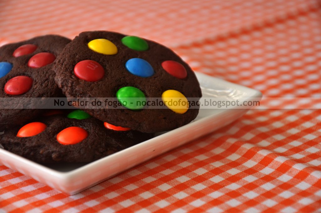 Cookies de chocolate e M&Ms