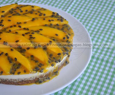 Torta de iogurte e frutas com crosta de granola