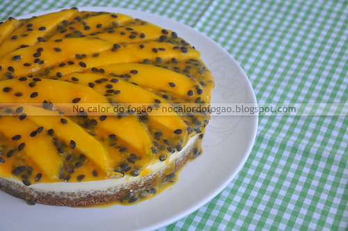 Torta de iogurte com frutas tropicais e crosta de granola