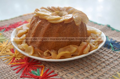 Bolo de mel com maçãs carameladas