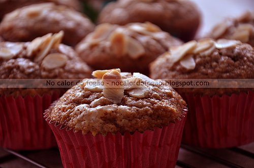 Muffins de banana (com casca) e amêndoas