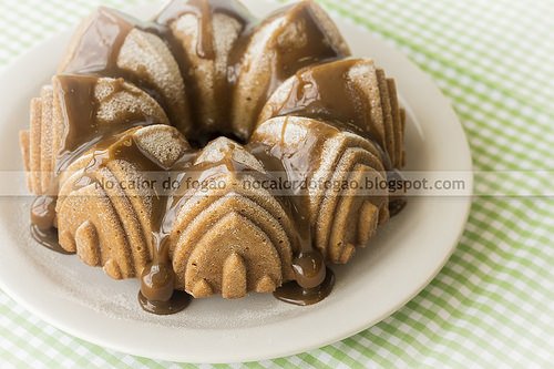 Bolo de banana e xarope de bordo com calda de caramelo