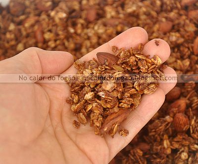 Granola de amêndoas, coco e cacau