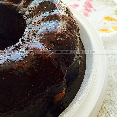 Bolo de agrião com cobertura de chocolate