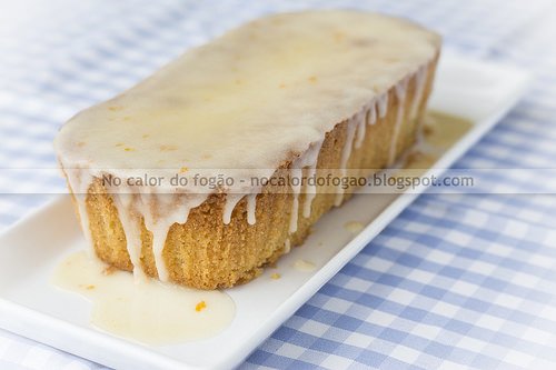 Bolo glaceado de polenta, amêndoas e tangerina