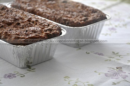 Bolo de banana com passas e farinha de aveia