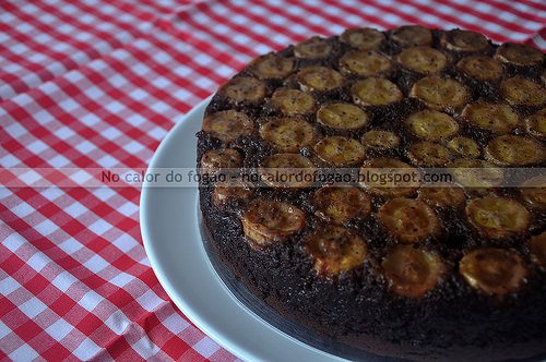 Bolo invertido de chocolate com banana