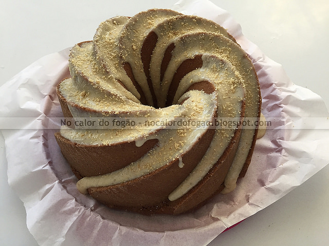 Bolo de paçoca com cobertura de brigadeiro mole de paçoca