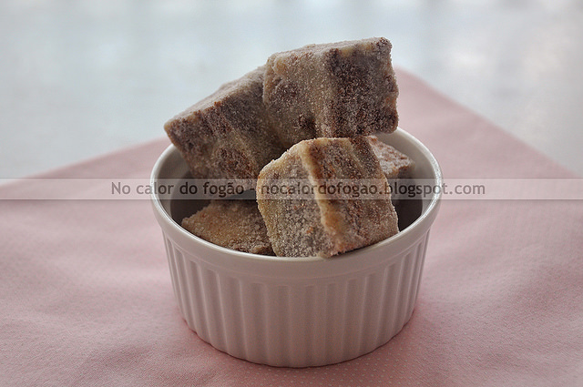 Palha italiana branca com biscoitos de chocolate