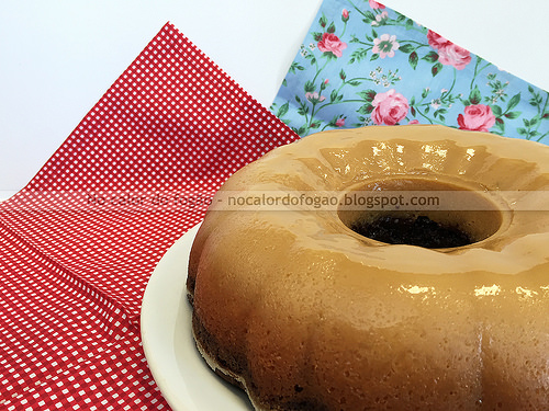 Bolo de chocolate com autocobertura de coco