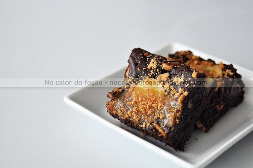 Brownies de chocolate, banana e amendoim