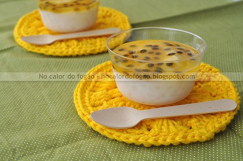 Creme de tapioca e coco com calda de maracujá