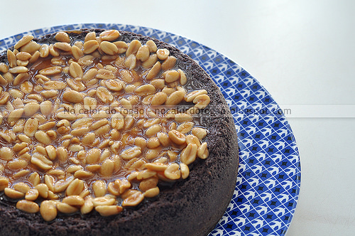 Bolo/brownie com cobertura de caramelo e amendoim