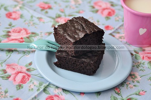 Bolo de chocolate adoçado com tâmaras e purê de maçã