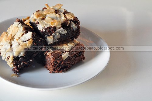 Brownies com cobertura de fitas de coco