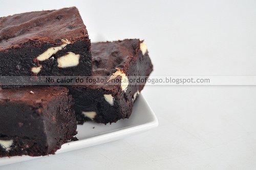 Brownies com chocolate branco e nibs de cacau