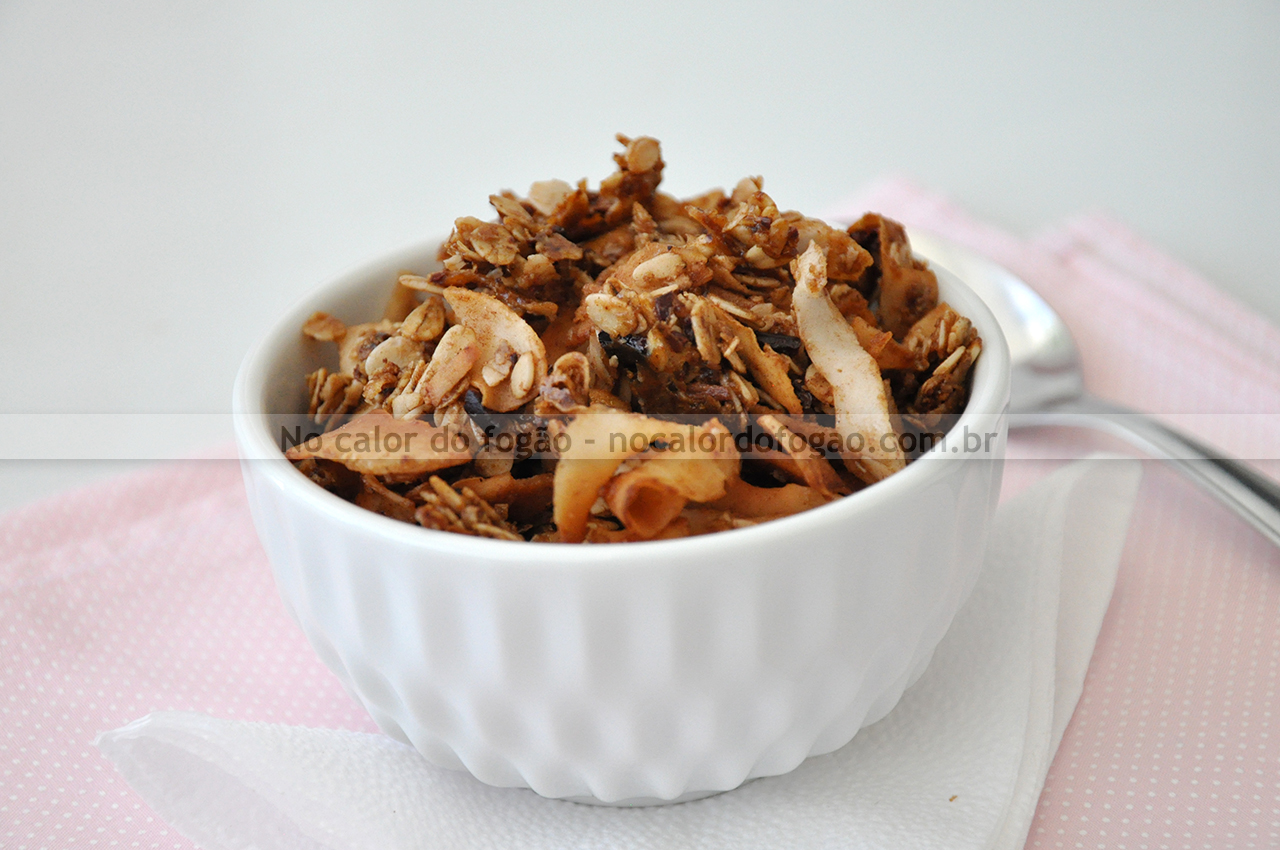 Granola de coco e nibs de cacau