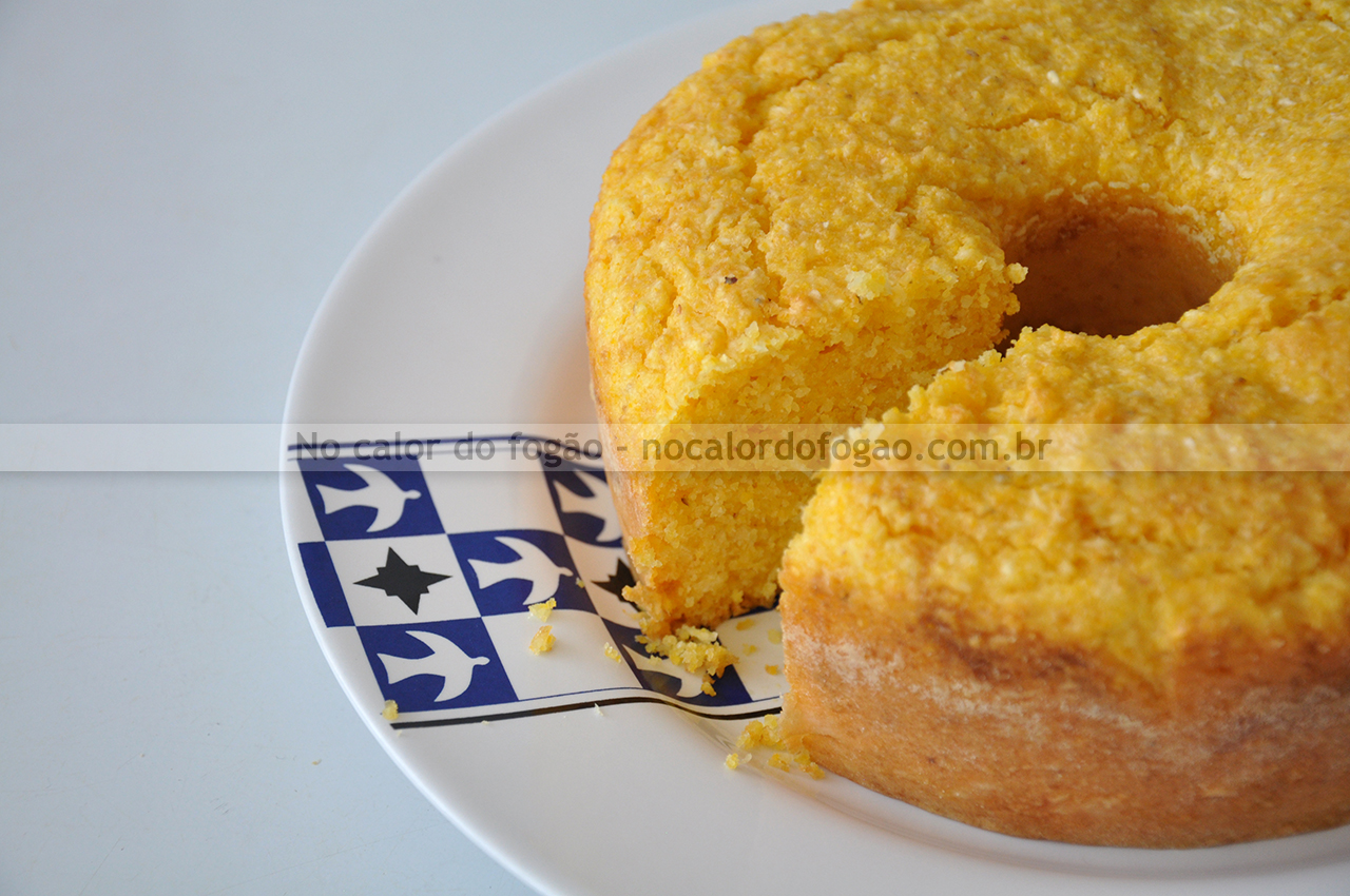 Bolo de quirera de milho e coco