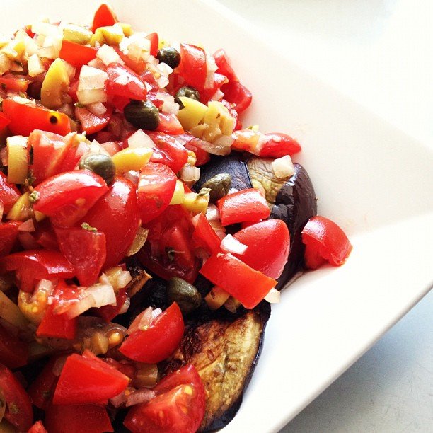 Berinjela grelhada com molho de caponata