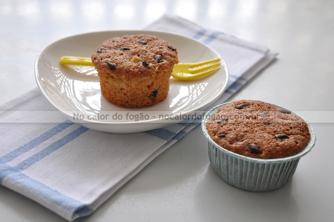 Bolinhos de banana com farinha de rosca e gotas de chocolate