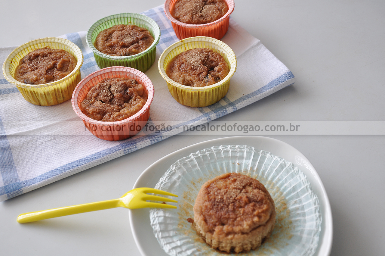 Bolinhos de pera com passas e farinha de rosca