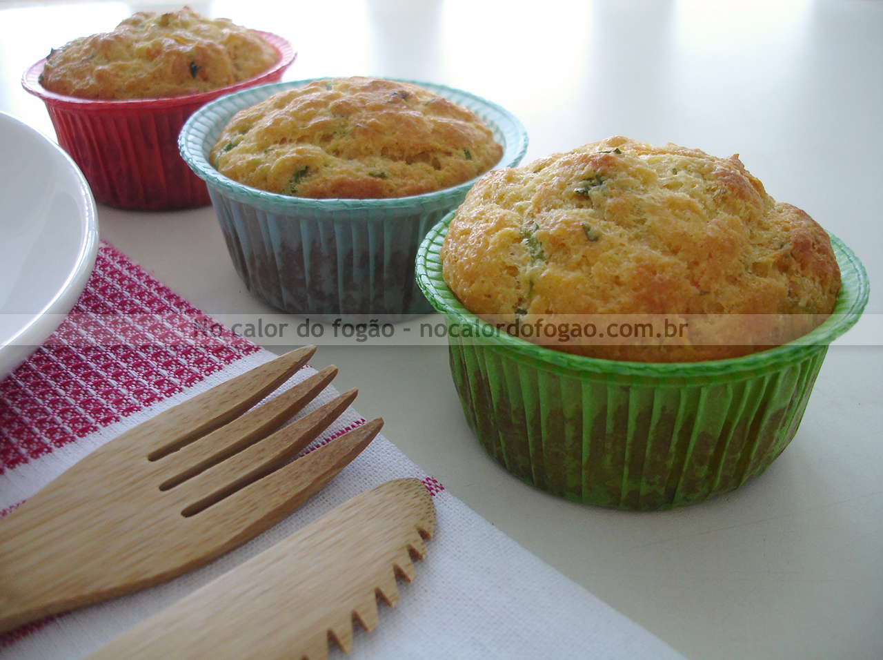 Bolinhos salgados de queijo e legumes