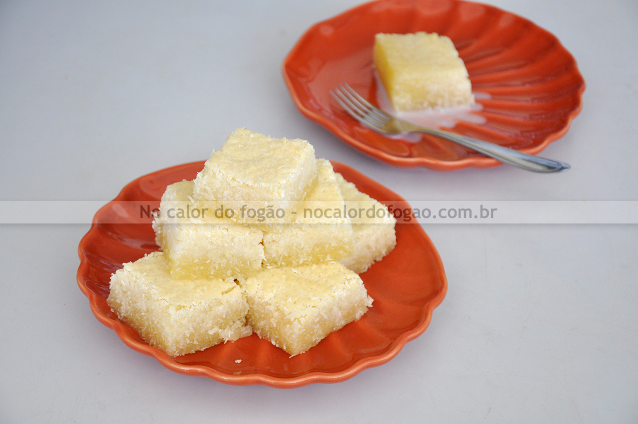 Bolo tipo bombocado de mandioca e coco (vegano)